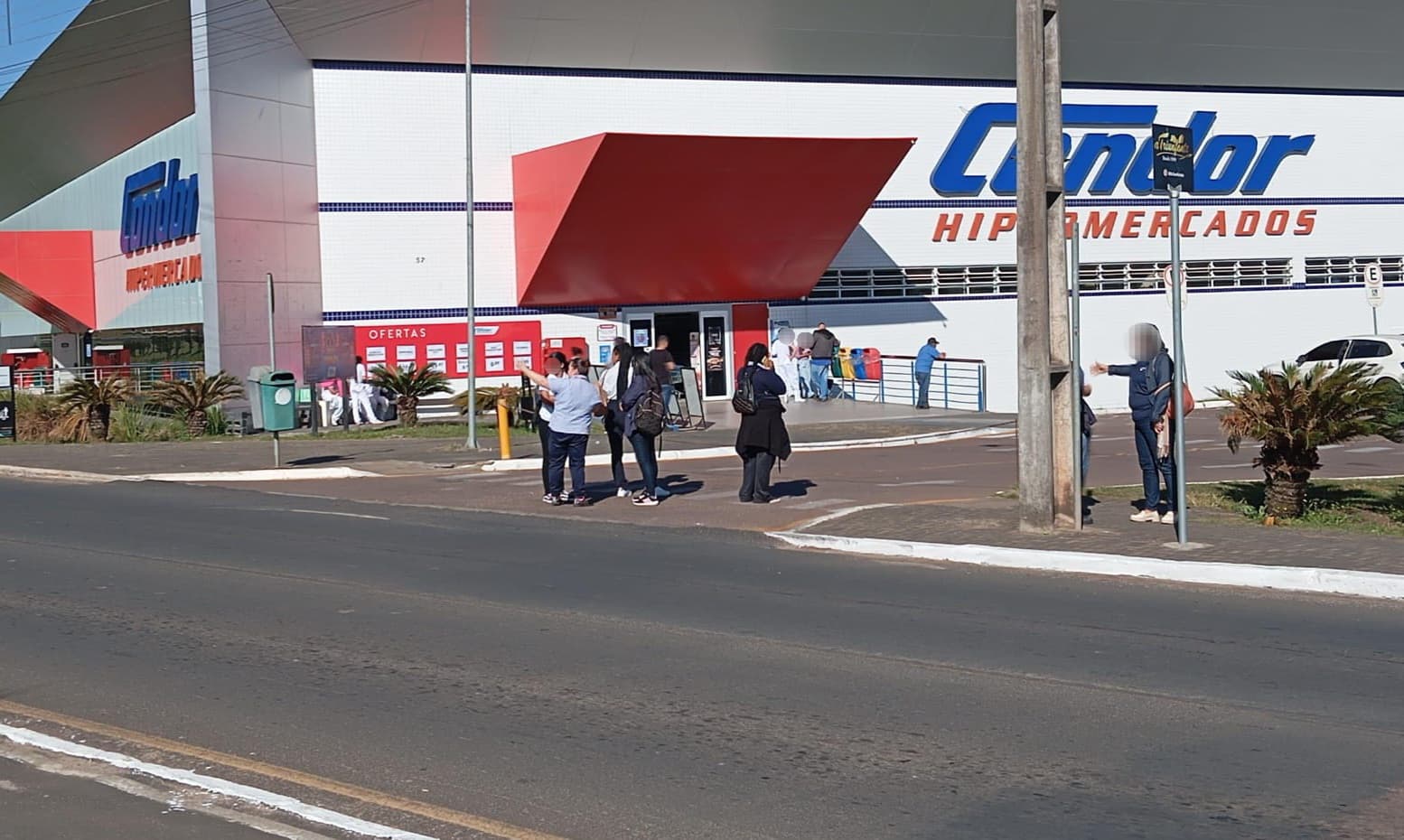AGORA: Fogo em restaurante do hipermercado Condor mobiliza equipes em Castro