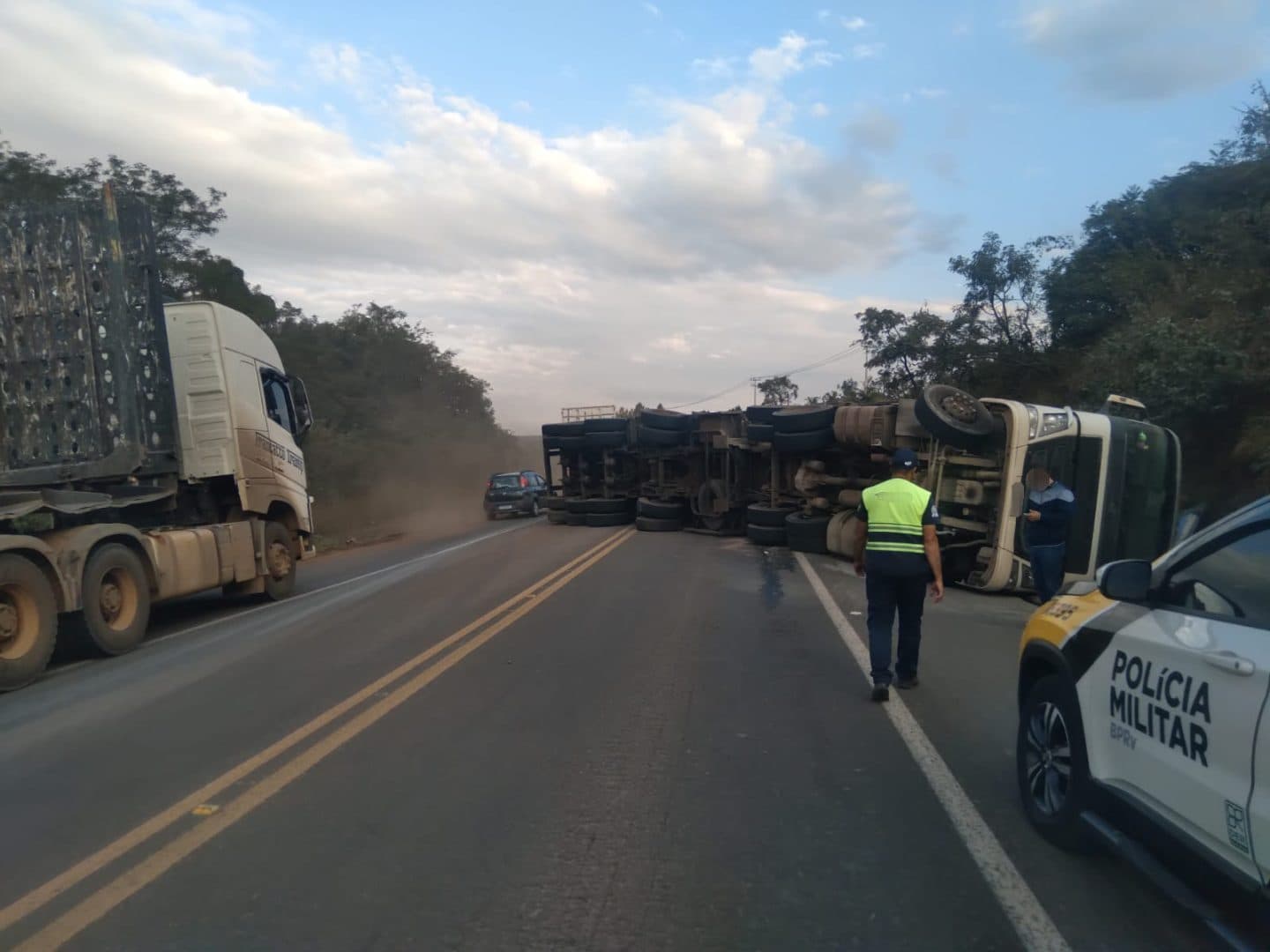 Motorista perde controle de caminhão, tomba e carga se espalha em rodovia da região