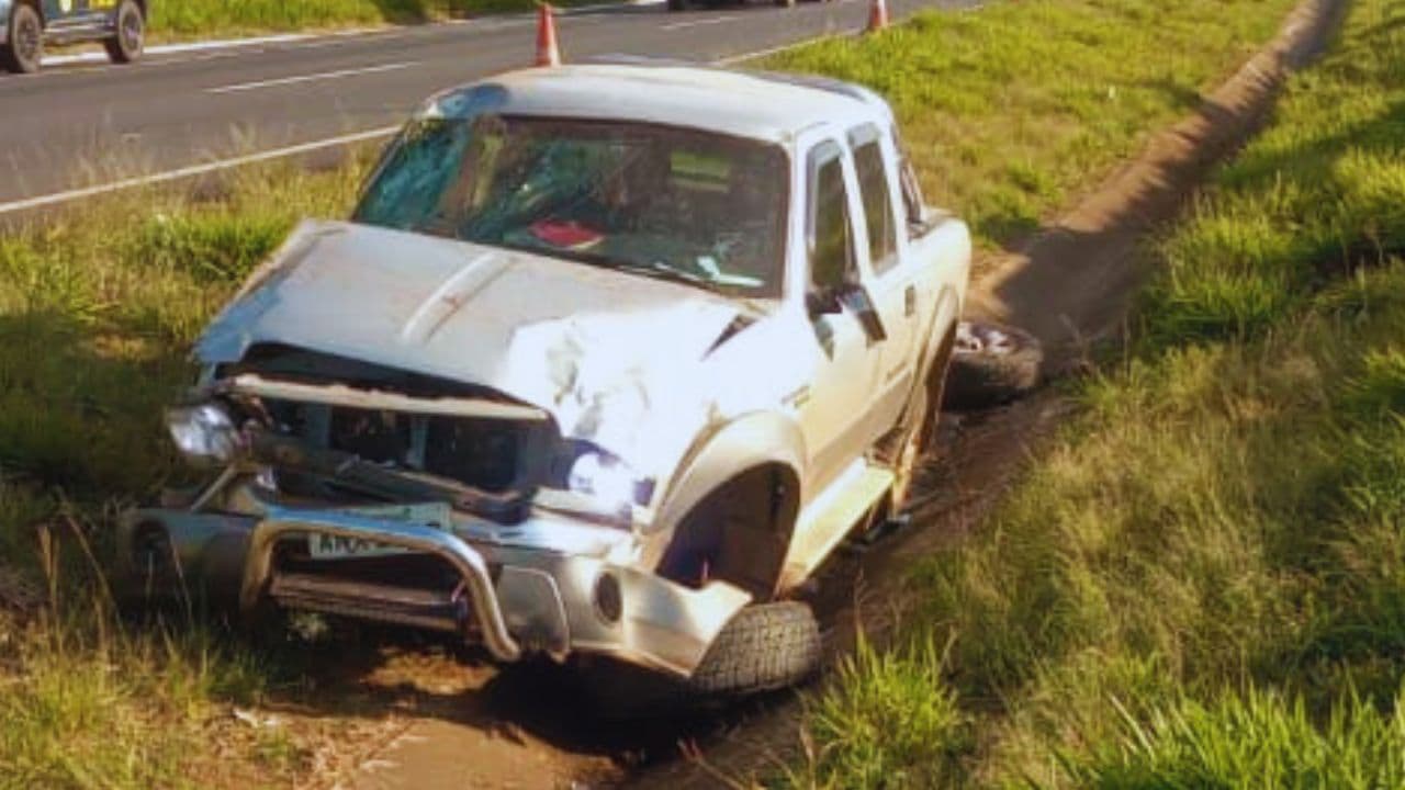 Caminhonete capota após condutor perder o controle na BR-376, em Tibagi
