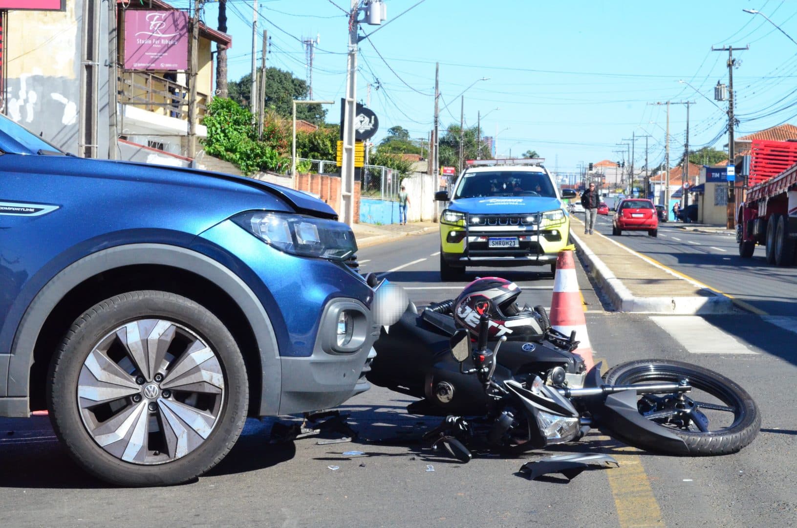 Motociclista sem CNH fura sinal e é atingido por veículo em PG