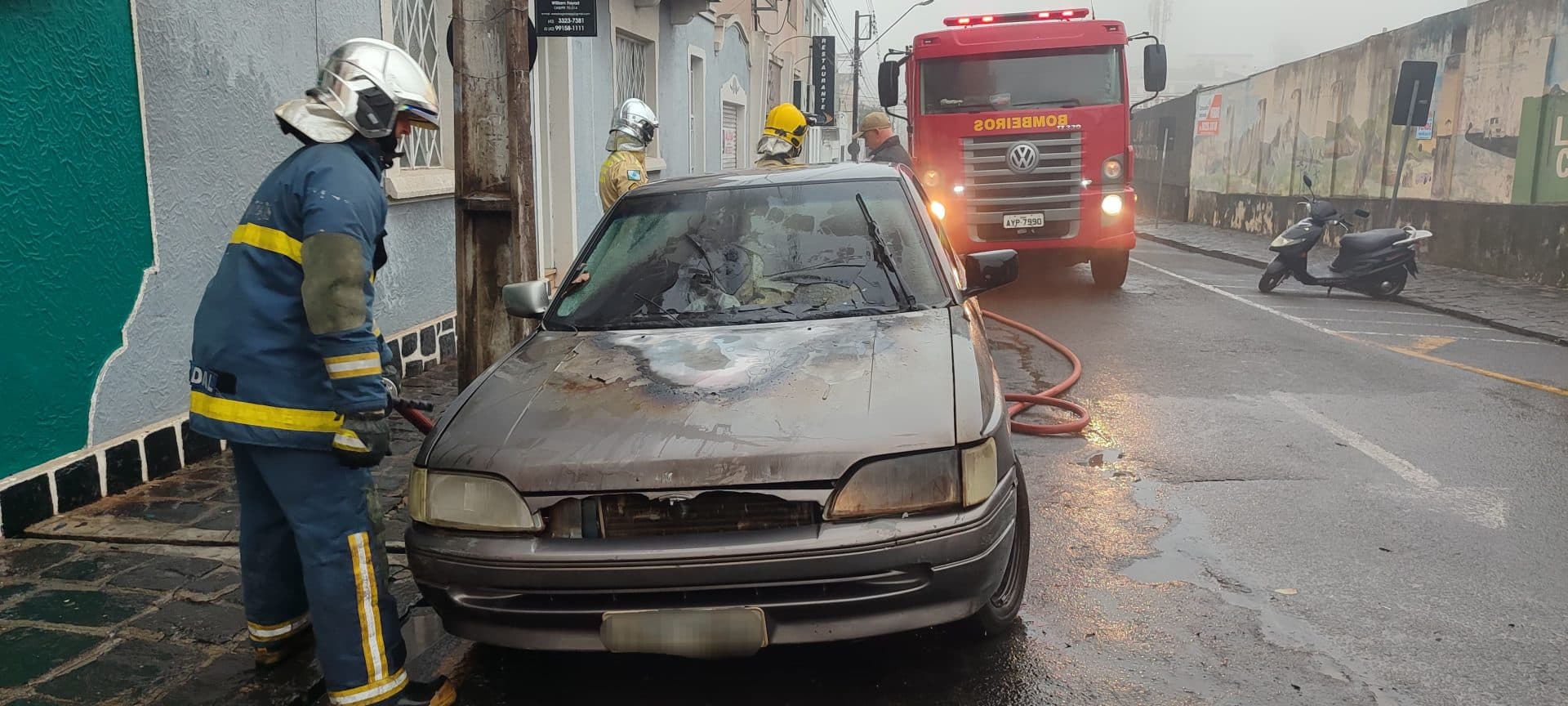 Incêndio em veículo no centro de PG mobiliza bombeiros