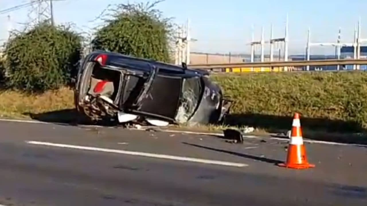 Carro capota após bater em caminhão em PG