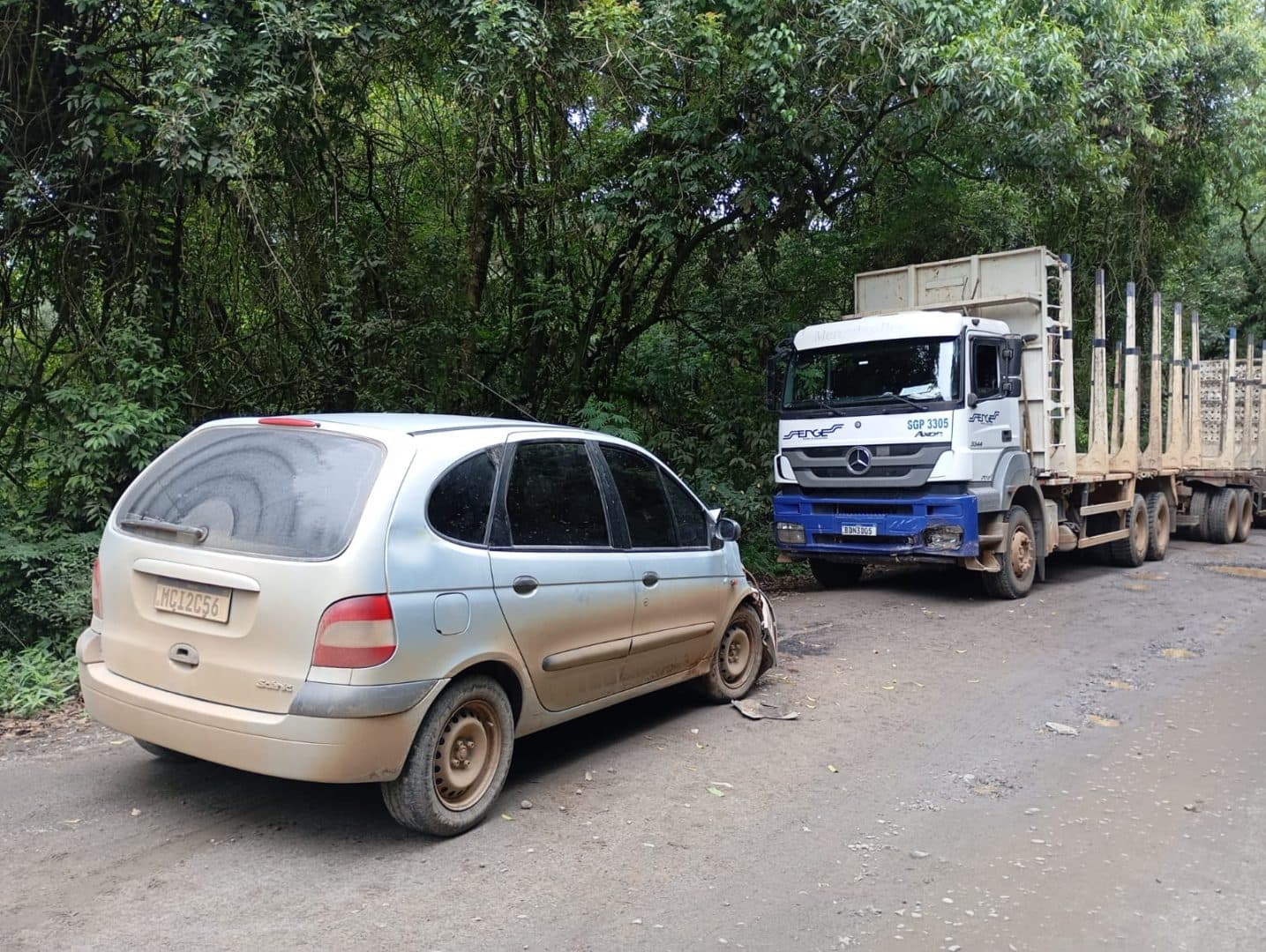 Colisão entre carro e caminhão deixa motorista ferido em rodovia da região