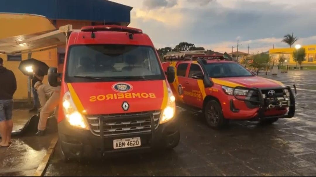 Chuva de granizo deixa casas destelhadas e bombeiros entregam lonas no Jardim Paraíso em PG