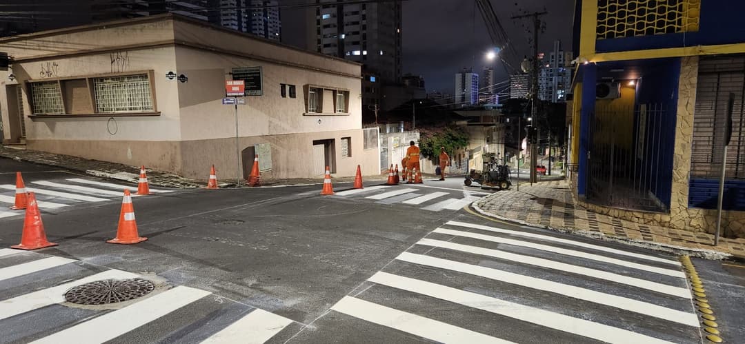 Imagem mostra trabalhadores realizando sinalização durante a noite