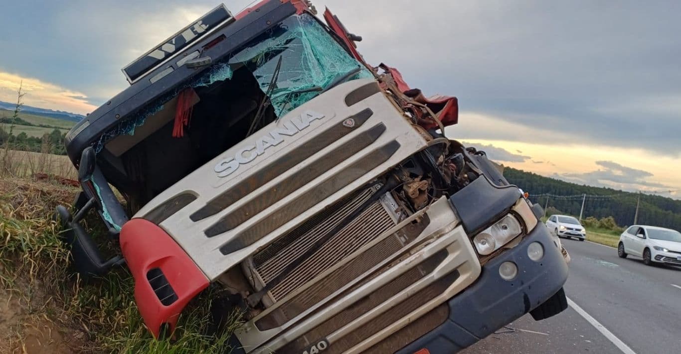 Colisão traseira na BR-376 deixa uma vítima e caminhão tombado no acostamento