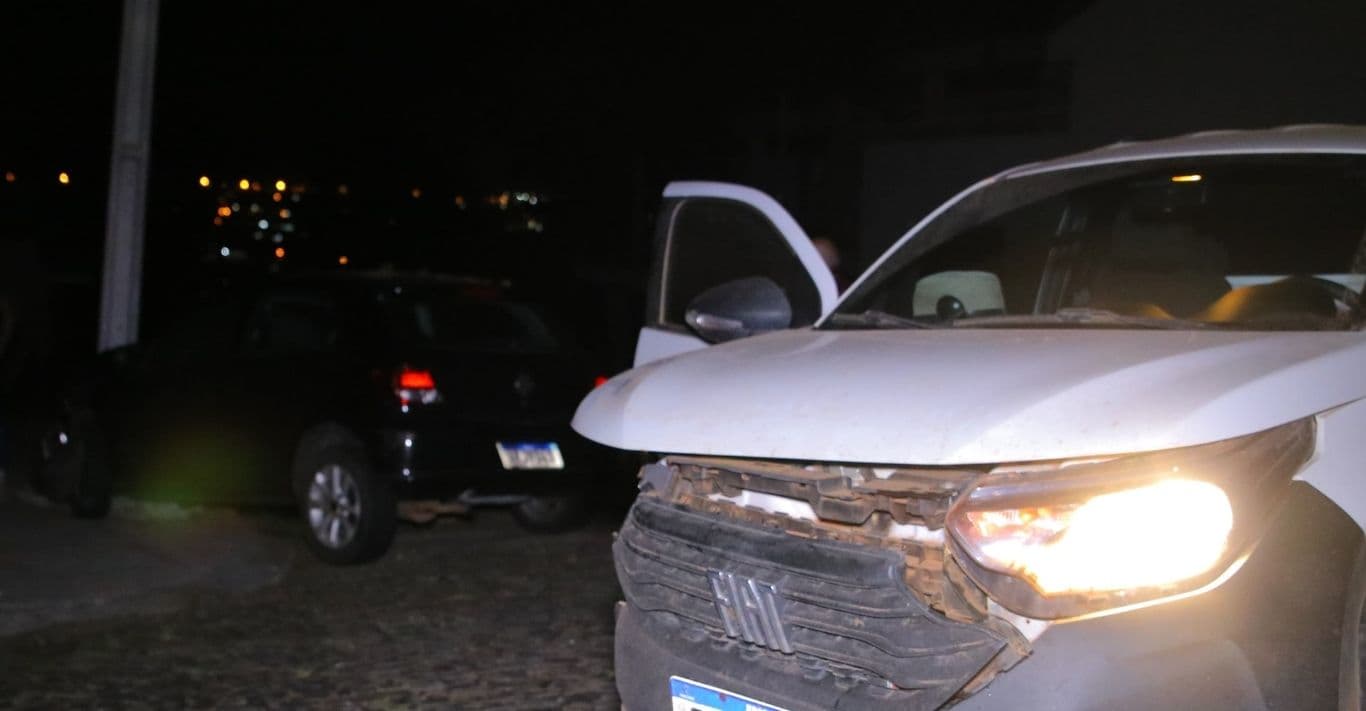 Falta de placa de sinalização causa colisão entre dois veículos em bairro de PG