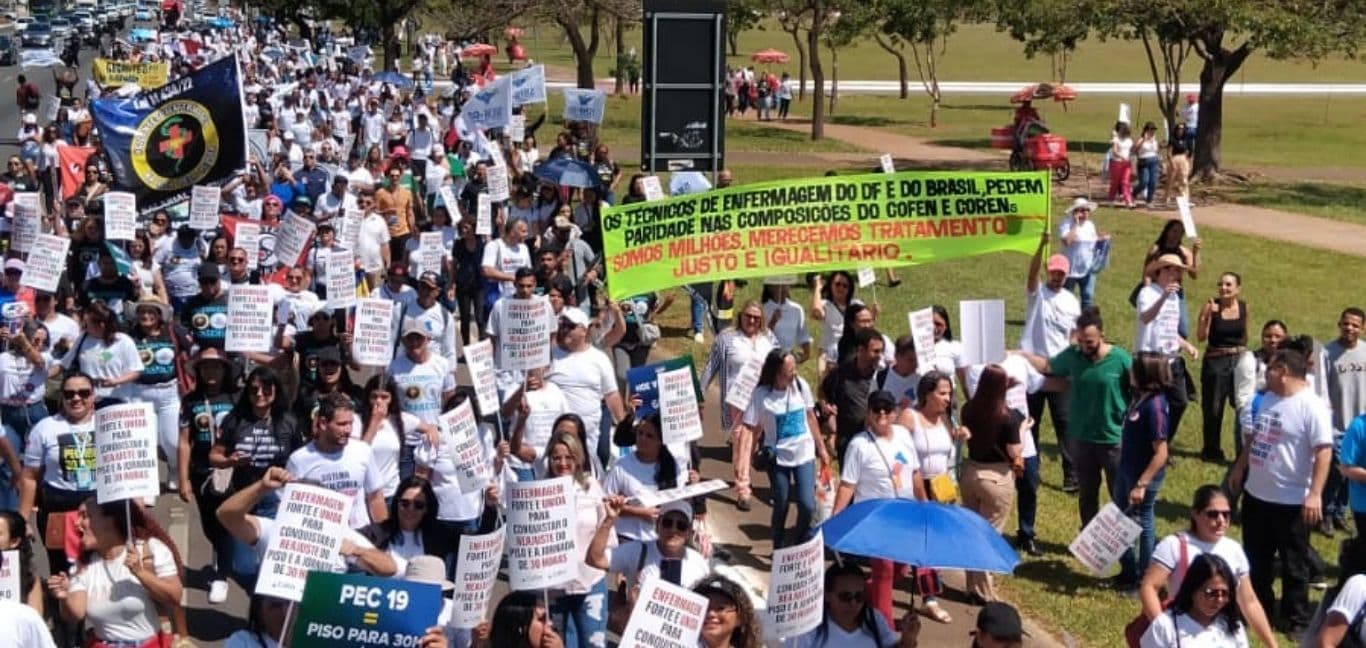 Manifestação da Enfermagem em Brasília conta com presença da vereadora Marisleydi Rama de PG e apoio de deputados