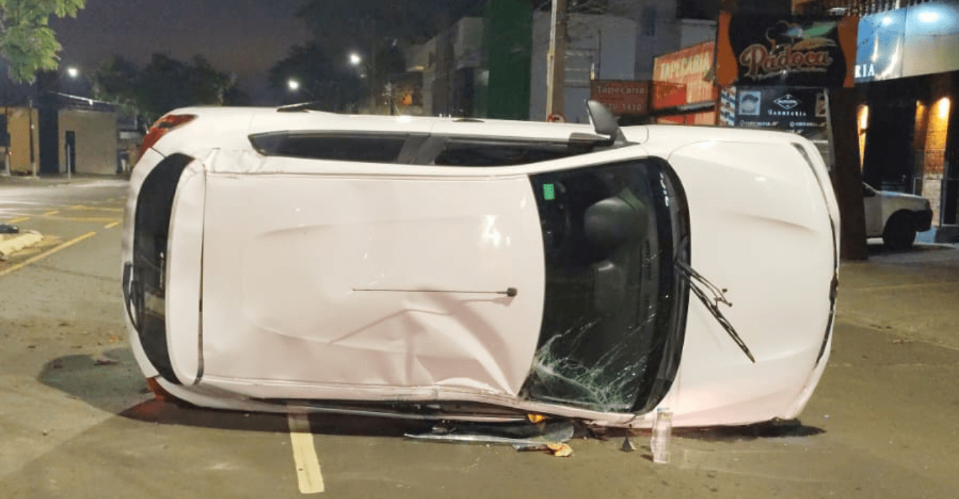 Motorista dorme ao volante e veículo tomba após colisão com árvore 