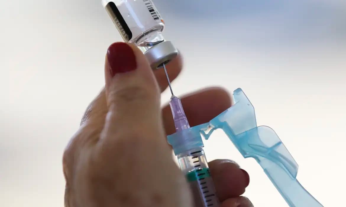 Pais poderão ser multados caso não vacinem os filhos contra Covid-19