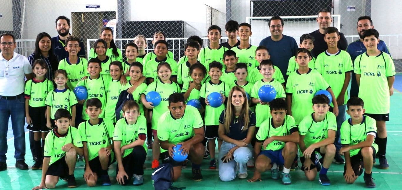 Alunos do "Maestro da Bola" recebem uniformes em Castro