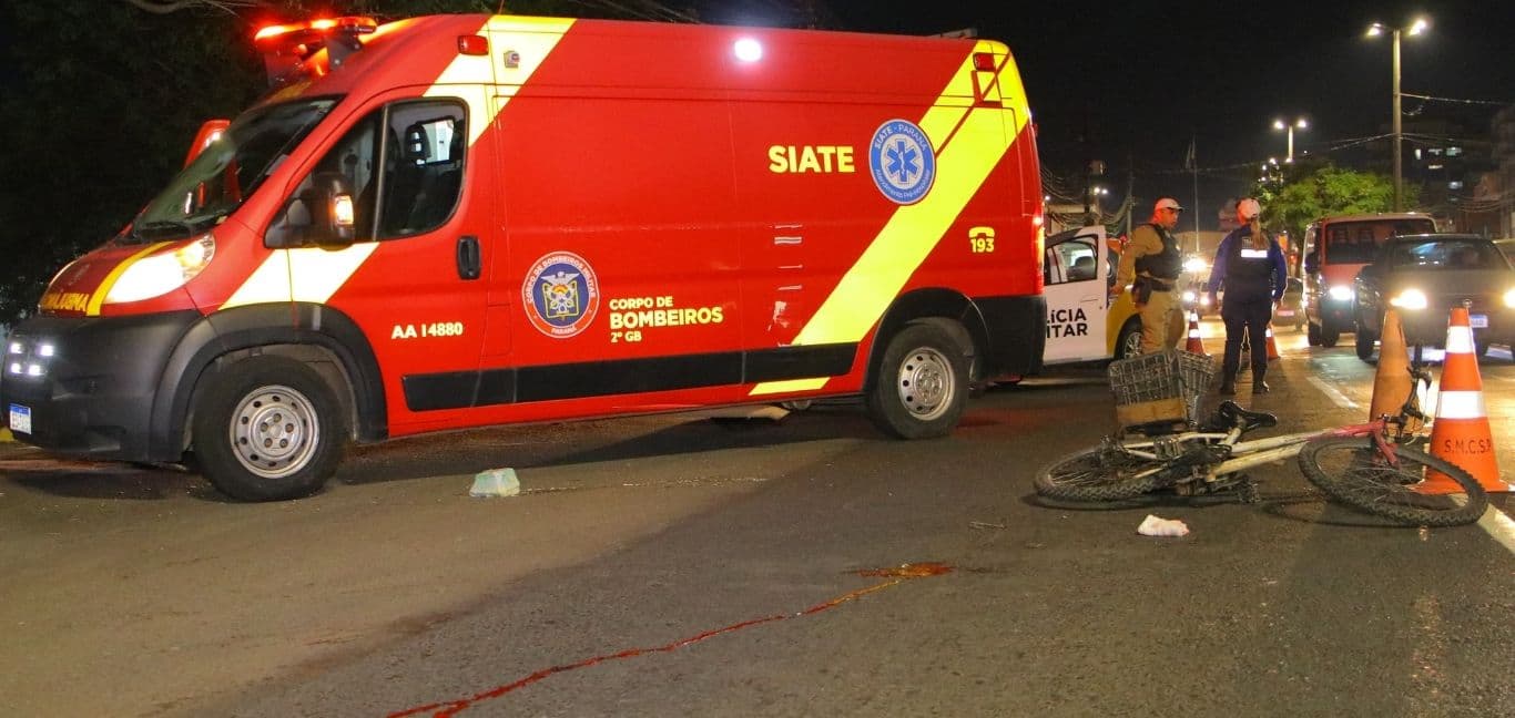 Grave acidente entre moto e bicicleta deixa dois feridos em avenida de Ponta Grossa