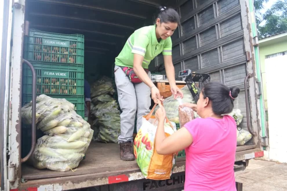 Cada 4 kg de recicláveis dão direito a 1 kg de alimentos, com limite de até 15 kg por família.