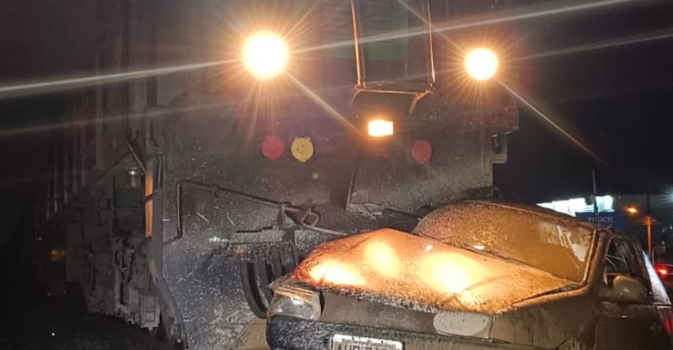 Carro é arrastado por trem por mais de 1 km em Ponta Grossa; motorista foge do local