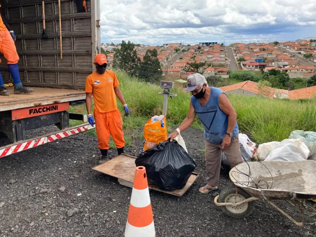 Cada 4 kg de recicláveis dão direito a 1 kg de alimentos, com limite de até 15 kg por família.