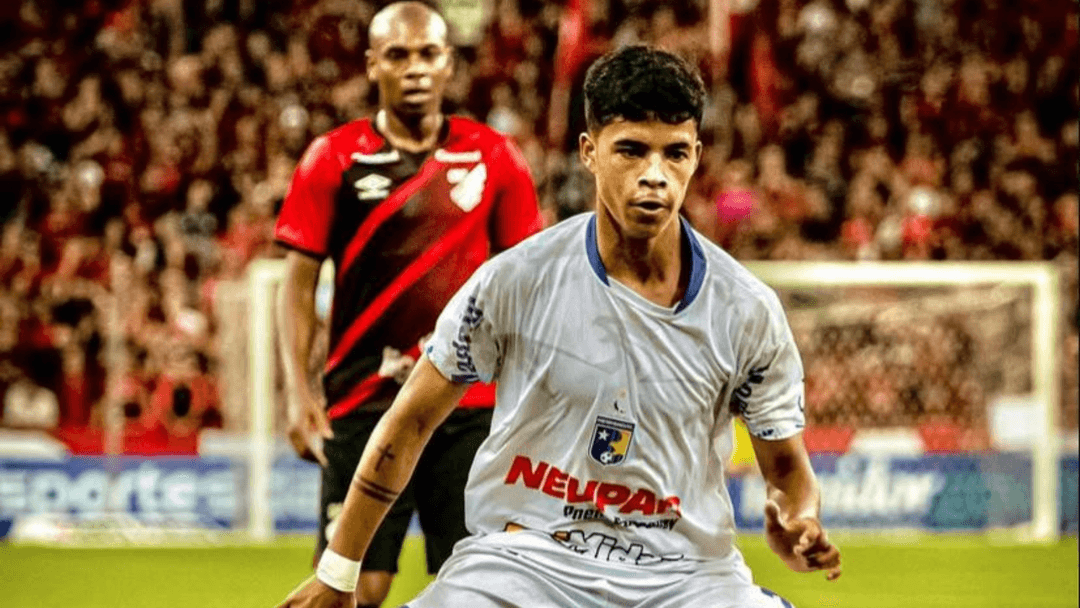 Atacante de 21 anos chega por empréstimo após se destacar no Foz com sete gols na Divisão de Acesso do Paranaense.