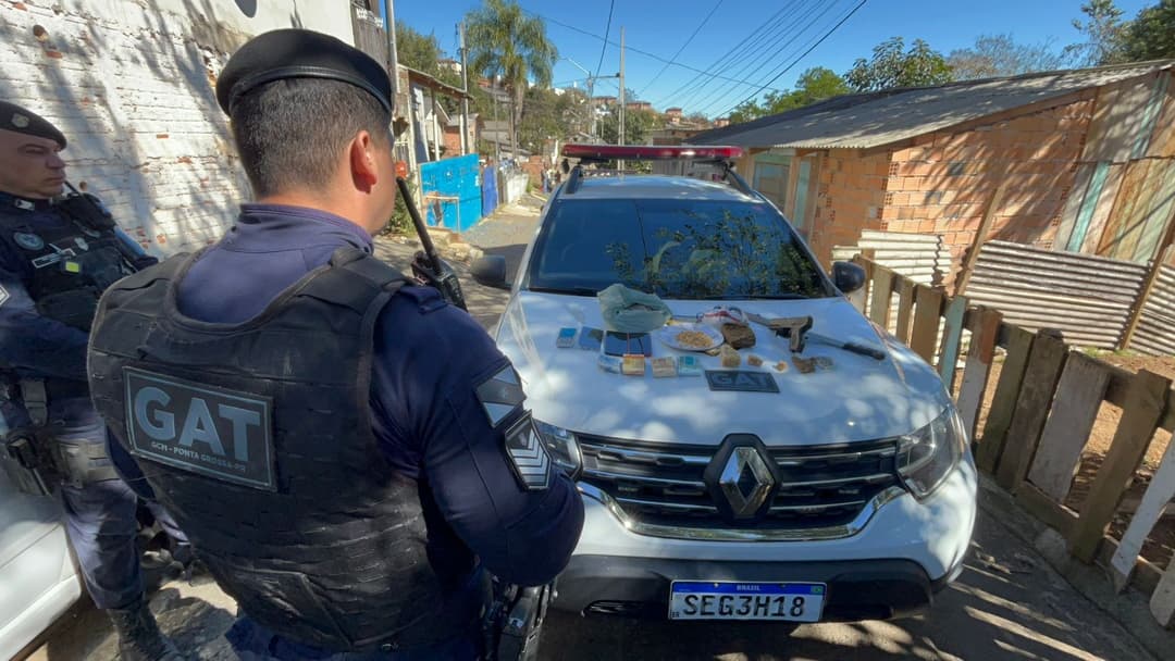 Apreensão de Crack, Dinheiro, Moto Roubada e Equipamentos de Assalto Durante Ação do GAT Bravo.