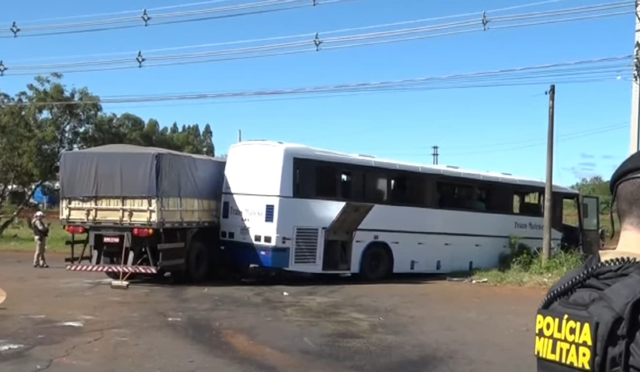 ZONpTbkE-acidente-onibus-br-277