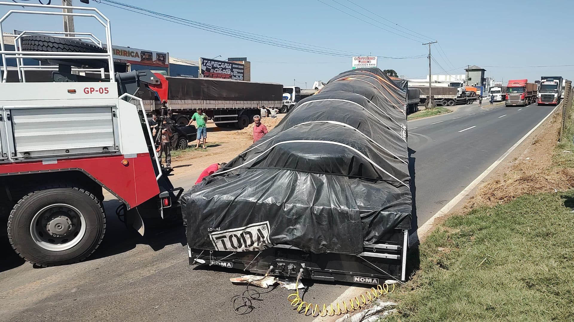 Carreta desengata e bloqueia BR-376 em Ponta Grossa
