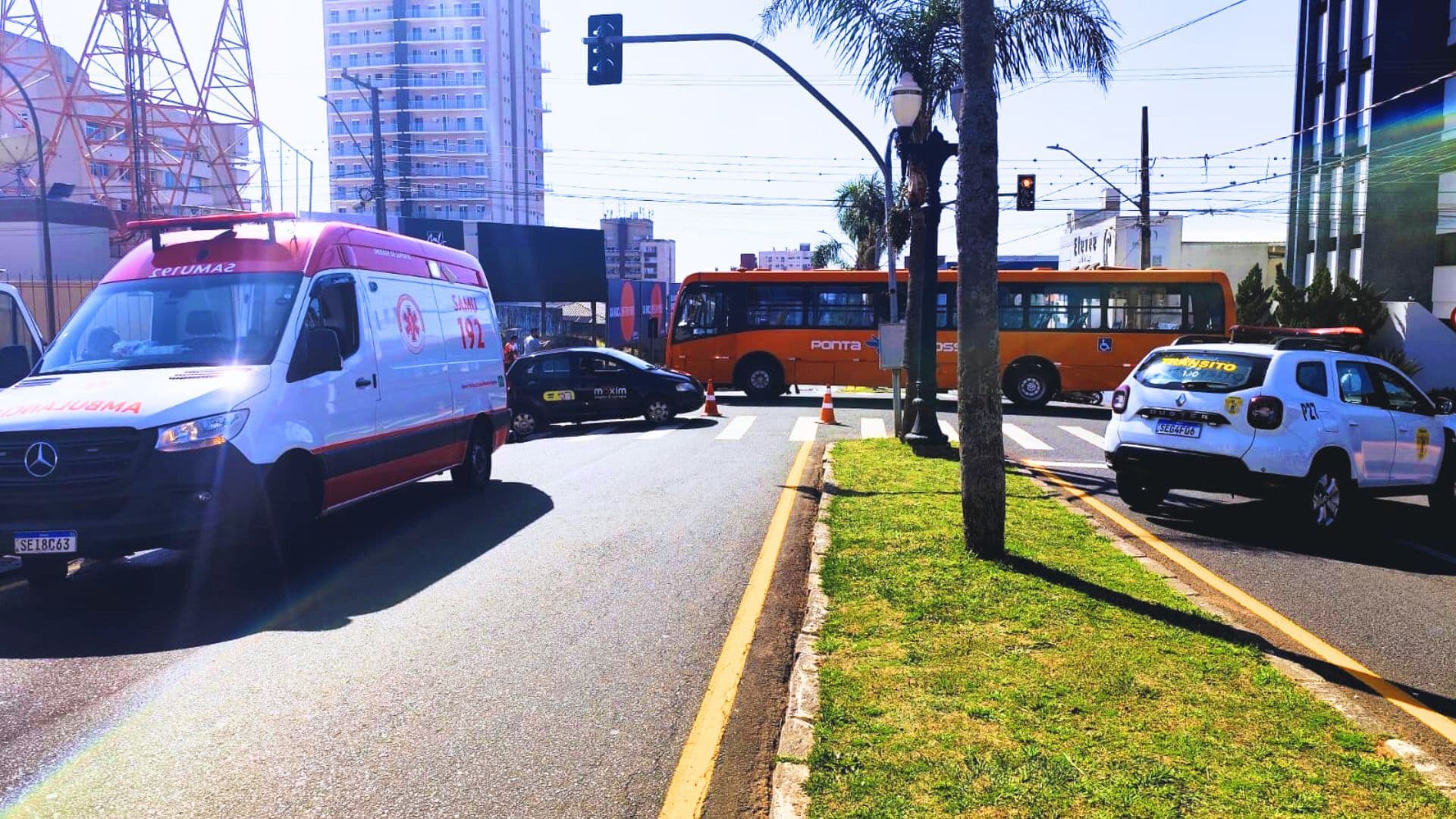 Colisão entre carro e ônibus no cruzamento da Rua Dr. Francisco Burzio com a Rua Sete de Setembro, em Ponta Grossa