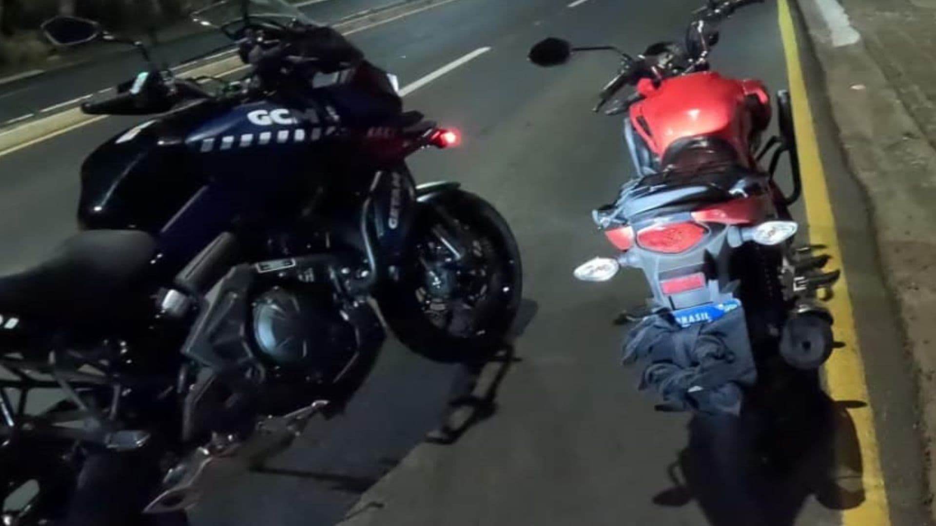 Moto flagrada com placa coberta e passageiro sem capacete em Ponta Grossa