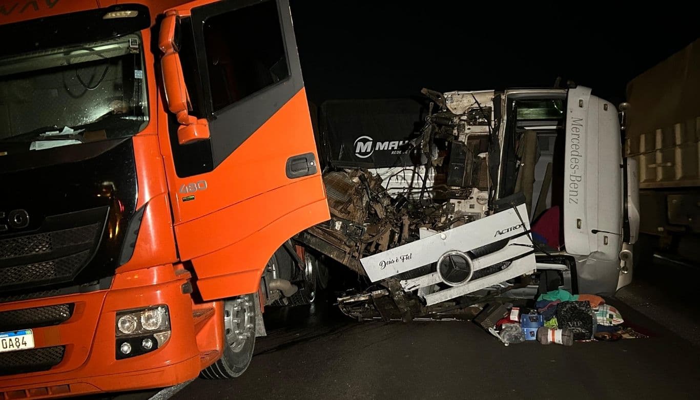 Grave colisão entre caminhões na PRC 373 entre Ponta Grossa e Carambeí