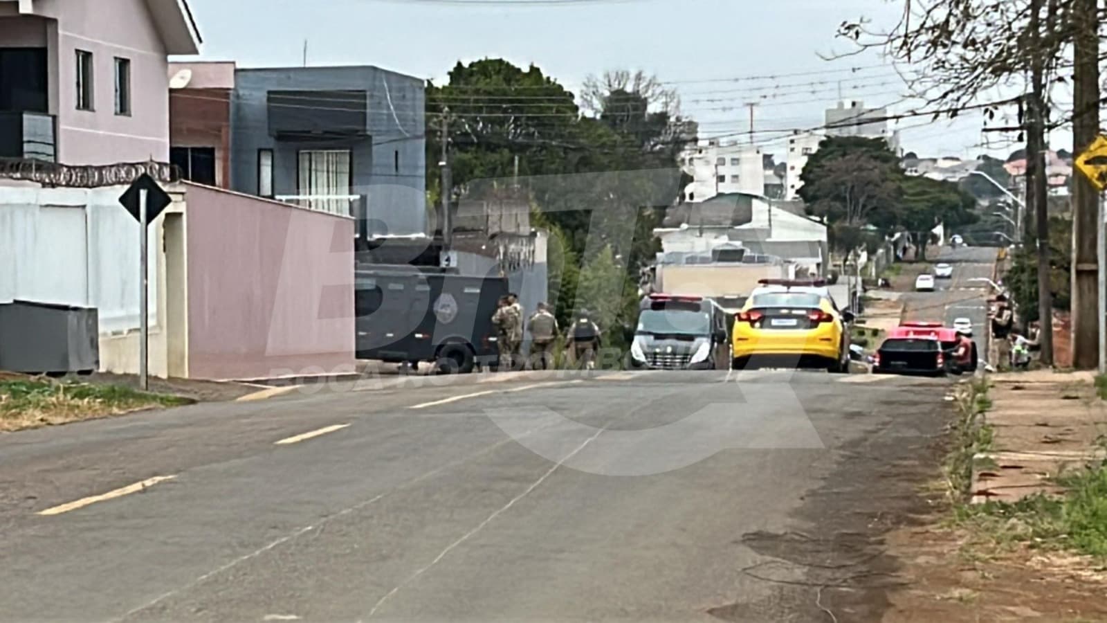 Homem se trancou em casa após suspeita de disparos contra vizinhos; BOPE usou gás lacrimogêneo para forçar rendição e garantir segurança da região.