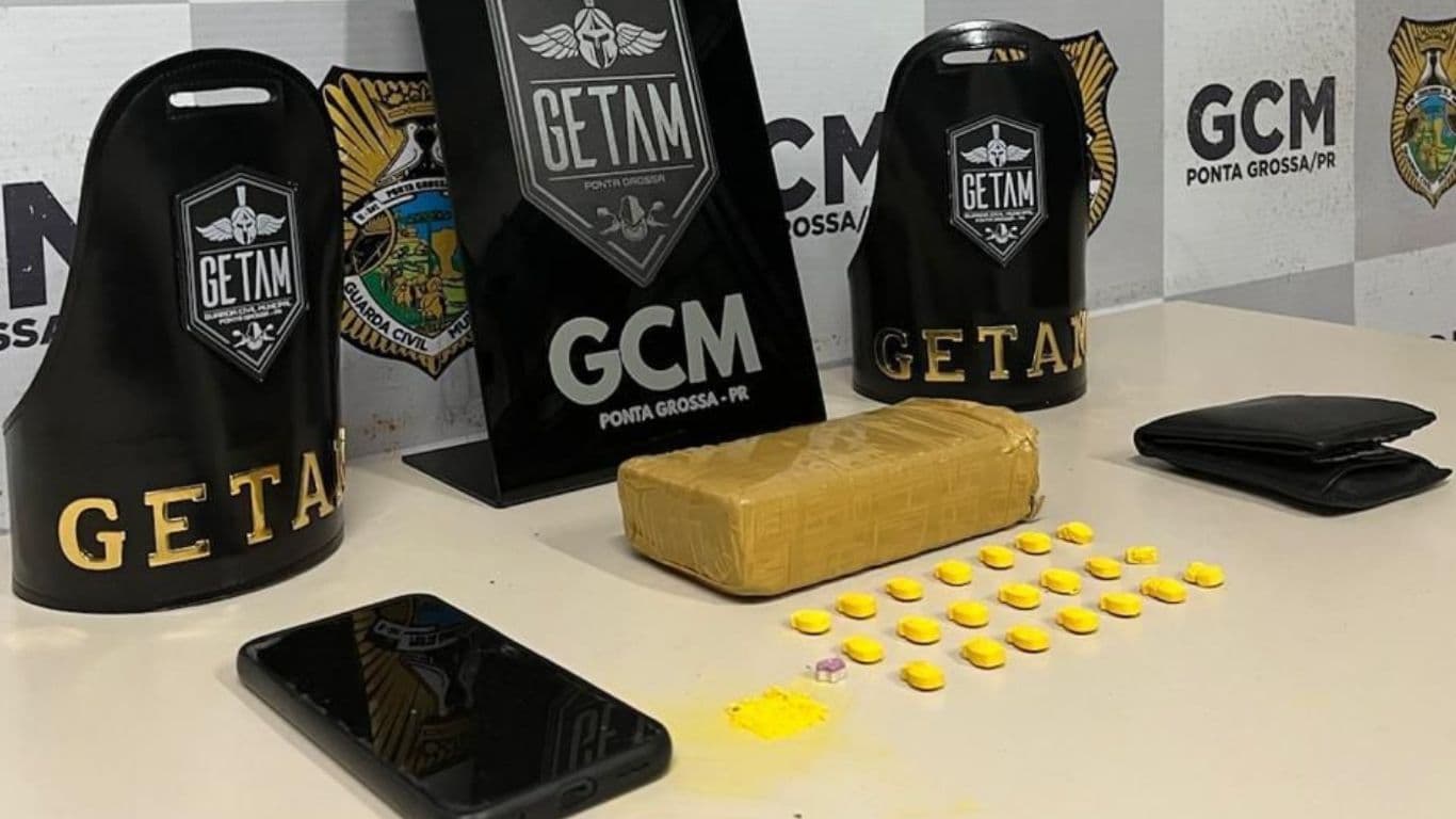 Palio com placa adulterada é flagrado pela GETAM com meio quilo de maconha em PG