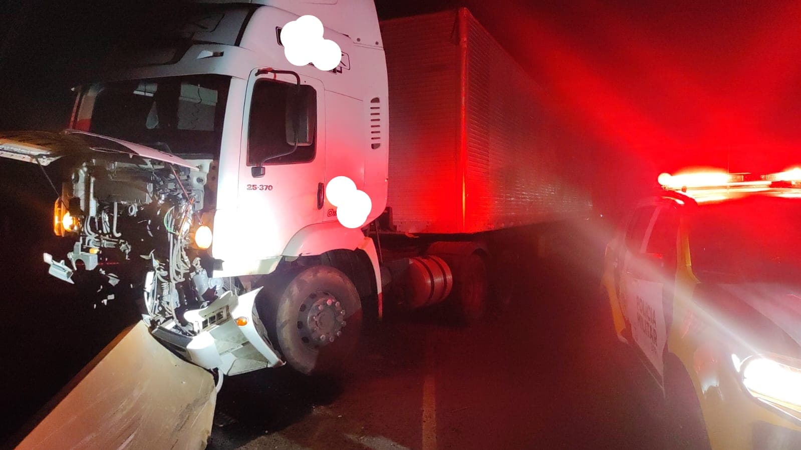 Motorista colide mureta PR-151 PG