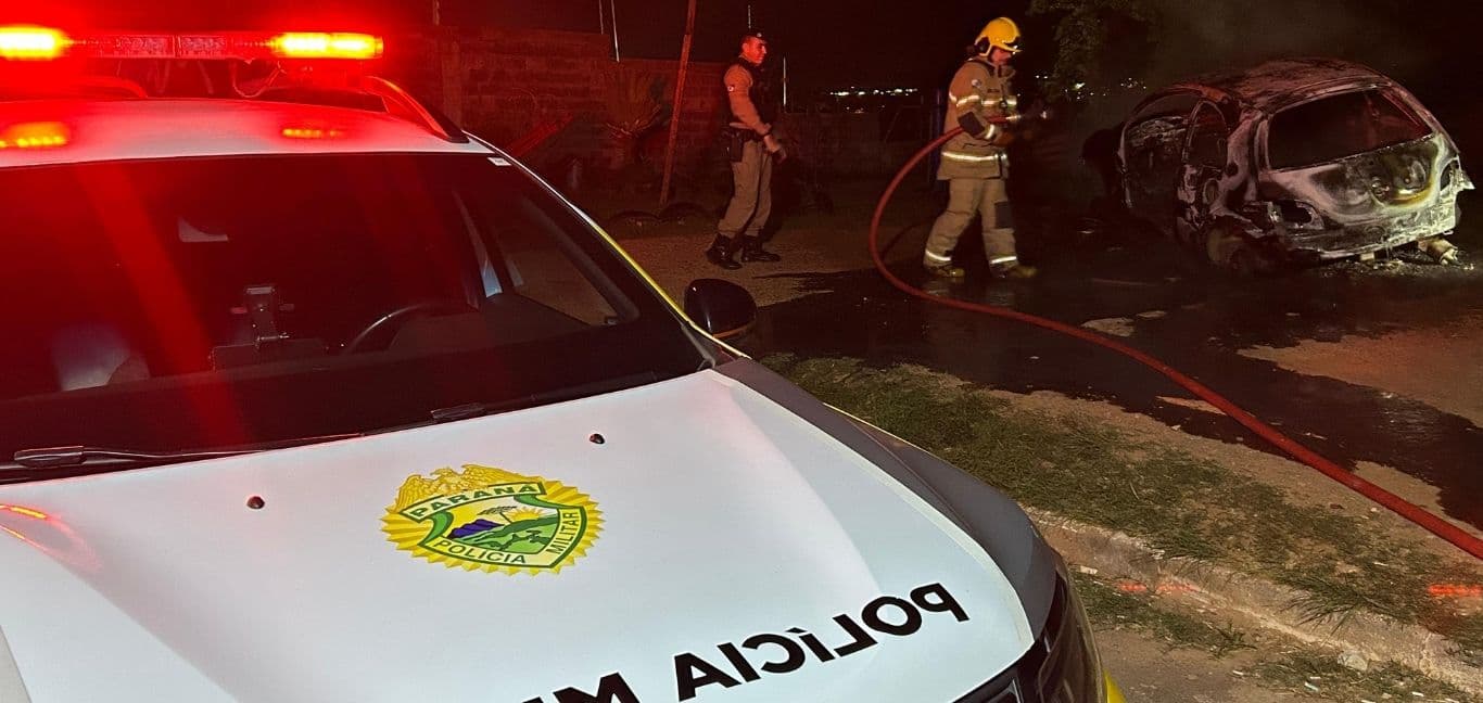 Carro furtado é encontrado em chamas em Ponta Grossa