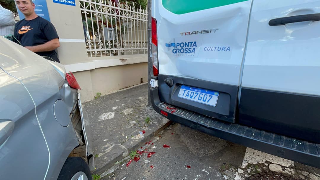 Jeep fura preferencial e atinge Ford Ka, que colide em van da Secretaria de Cultura no Centro de Ponta Grossa; ninguém ficou ferido.