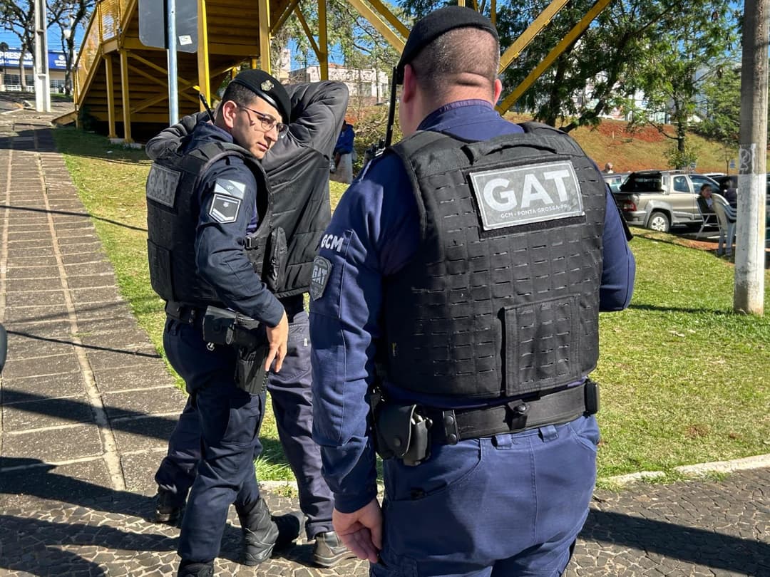Briga por corote no centro de Ponta Grossa deixou homem ferido. GAT abordou suspeito no local, que alegou ser amigo da vítima e não foi detido.