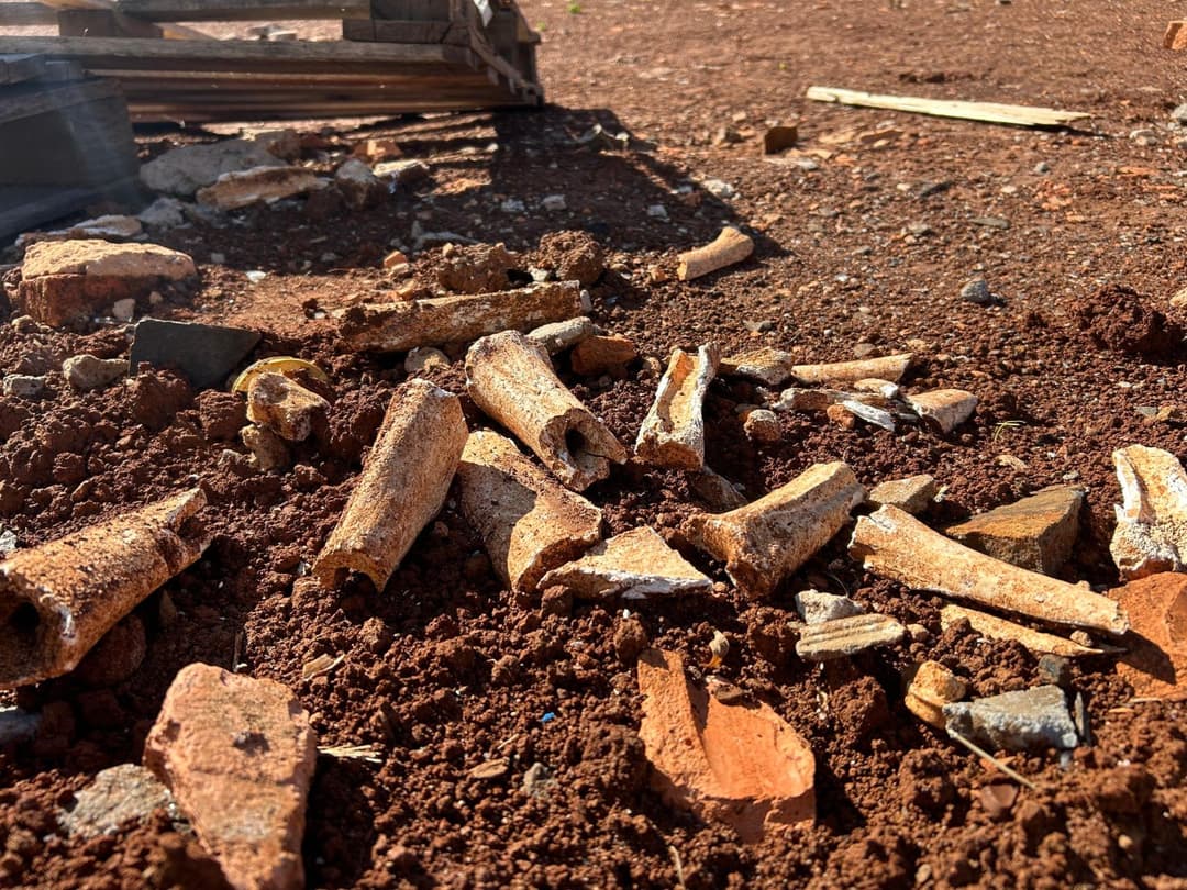 Ossada foi localizada durante obra de calçada na Vila Estrela, em Ponta Grossa. Polícia Científica realizou perícia e encaminhou material ao IML.