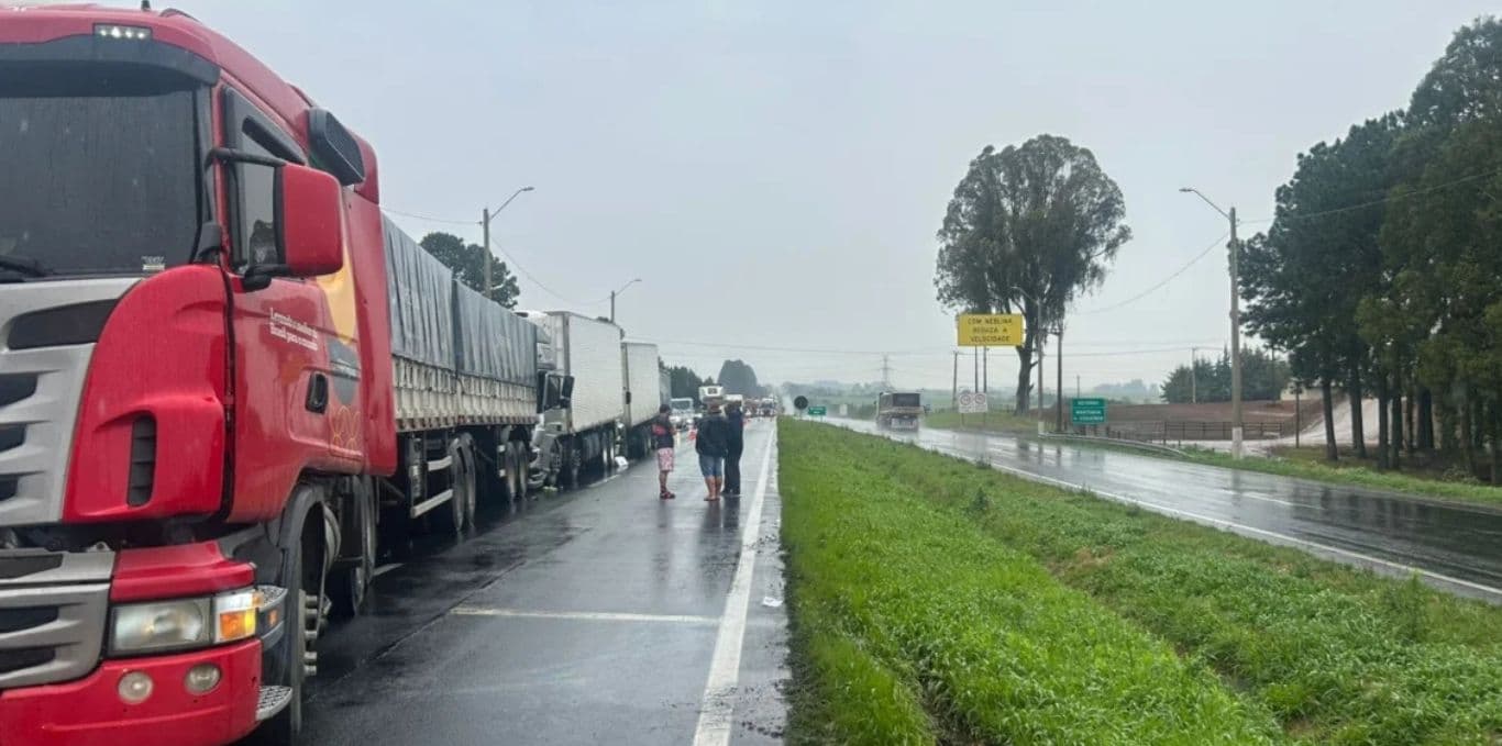 Imagens mostram engavetamento na BR-376