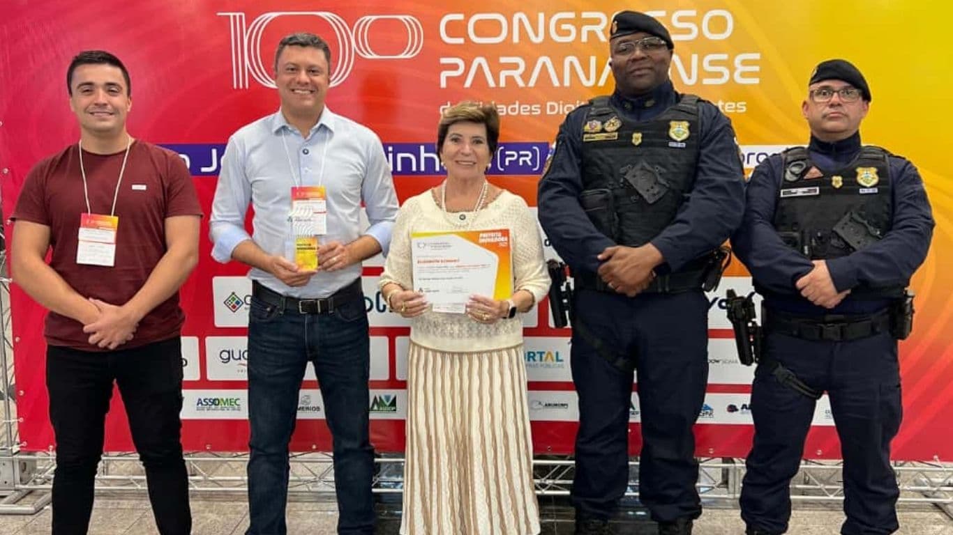 Prefeita Elizabeth Schmidt é premiada em Ponta Grossa por uso de drones na segurança pública