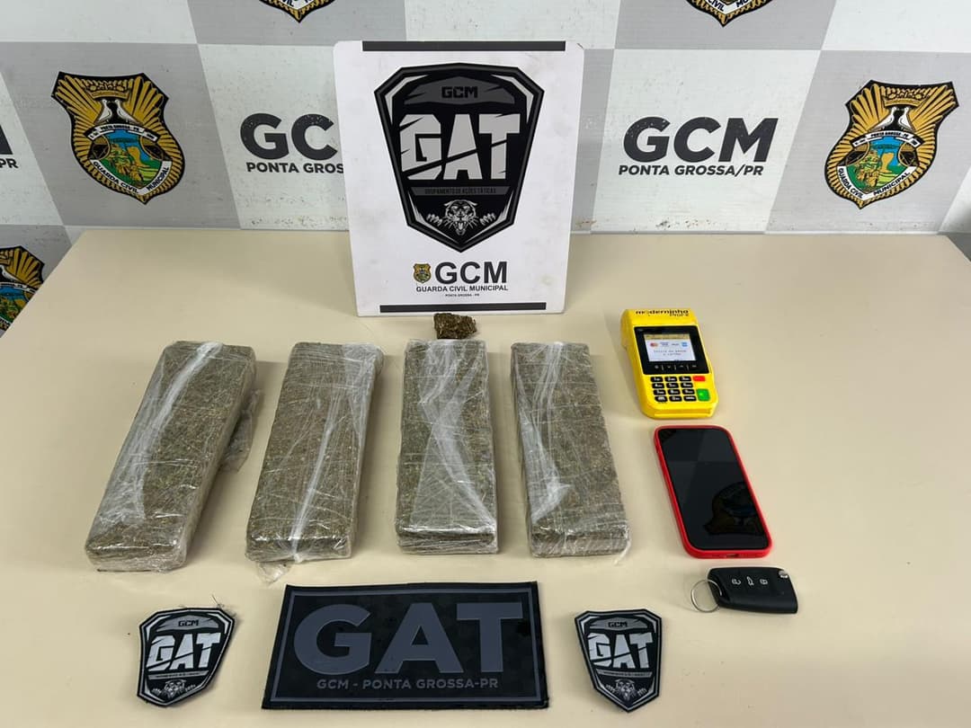 Equipe do GAT Bravo prende dois homens em flagrante e apreende drogas, veículo e maquininha de cartão durante patrulhamento em Ponta Grossa.