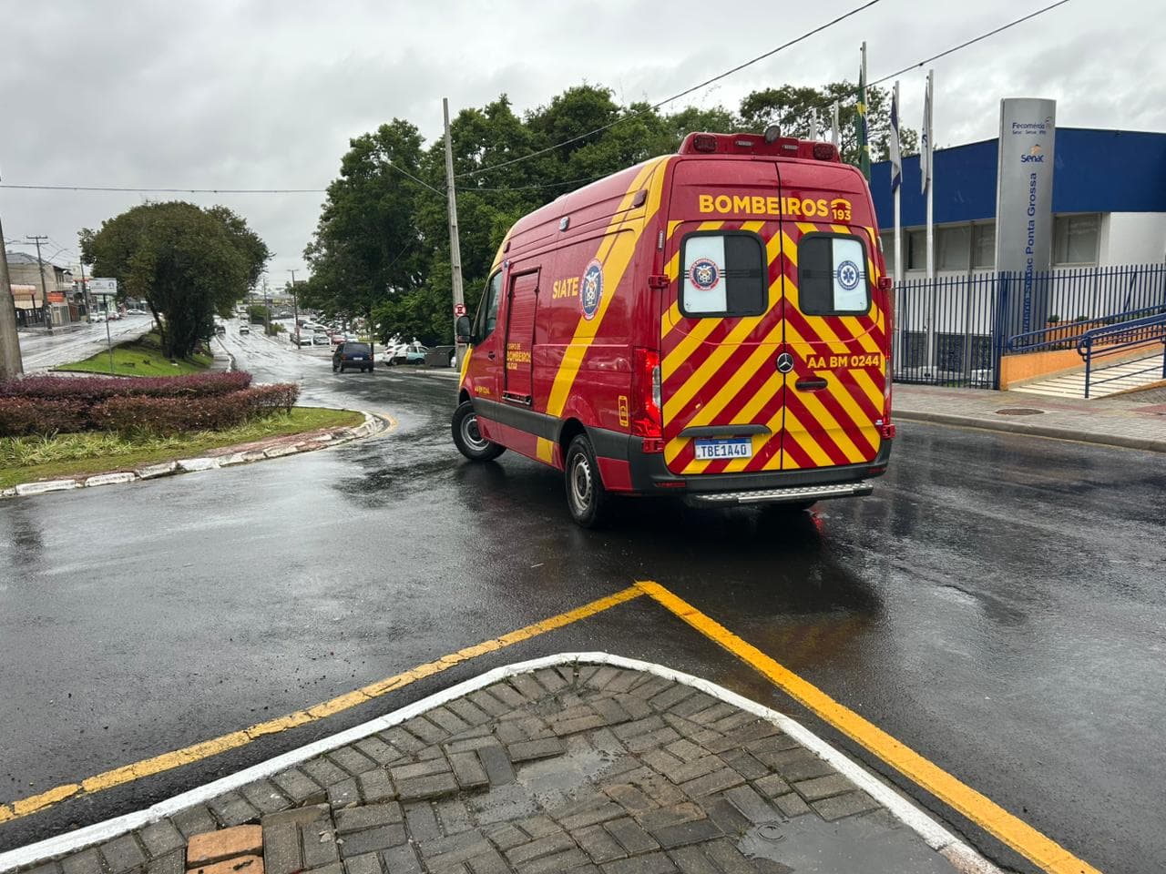 Um motociclista sofreu ferimentos leves após acidente na Avenida João Manoel dos Santos Ribas, em Ponta Grossa, e foi atendido pelo SIATE nesta quarta.