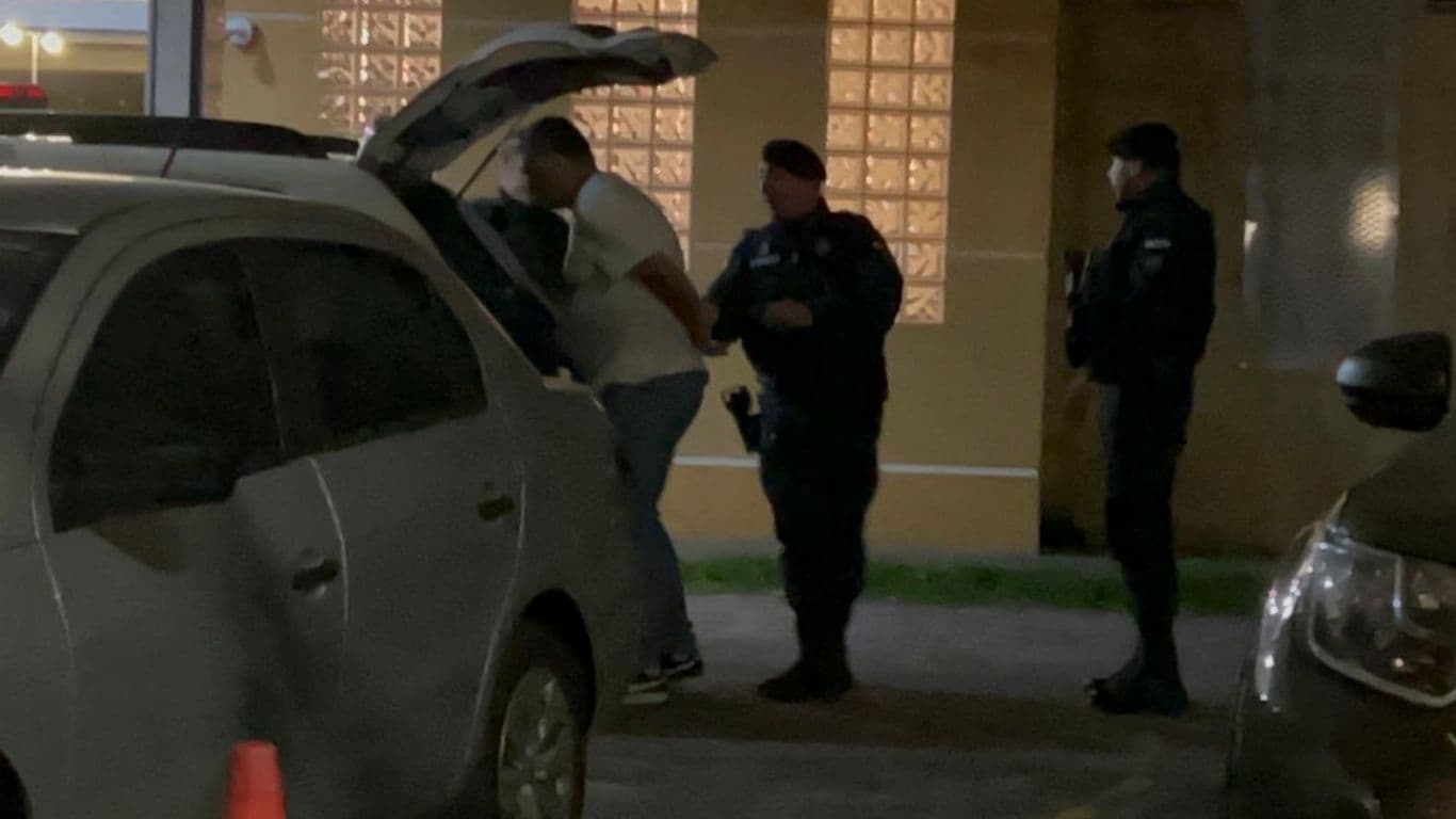Homem agride esposa dentro do carro e acaba preso pela GCM em hotel de PG