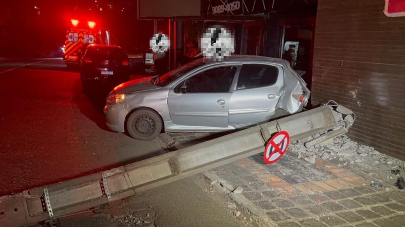 Veículo perde freio, volta de ré e causa colisão com poste em Ponta Grossa