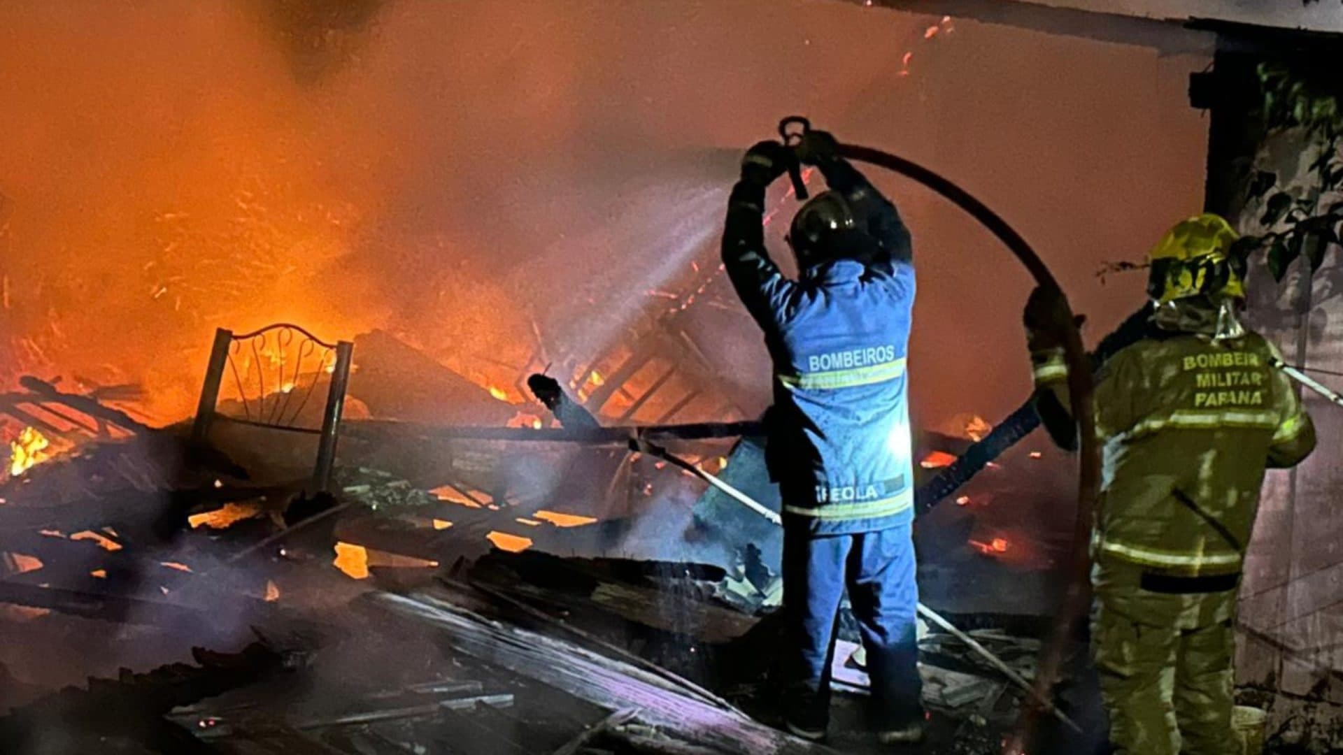 Casa fica destruída após incêndio na vila 31 de Março em Ponta Grossa