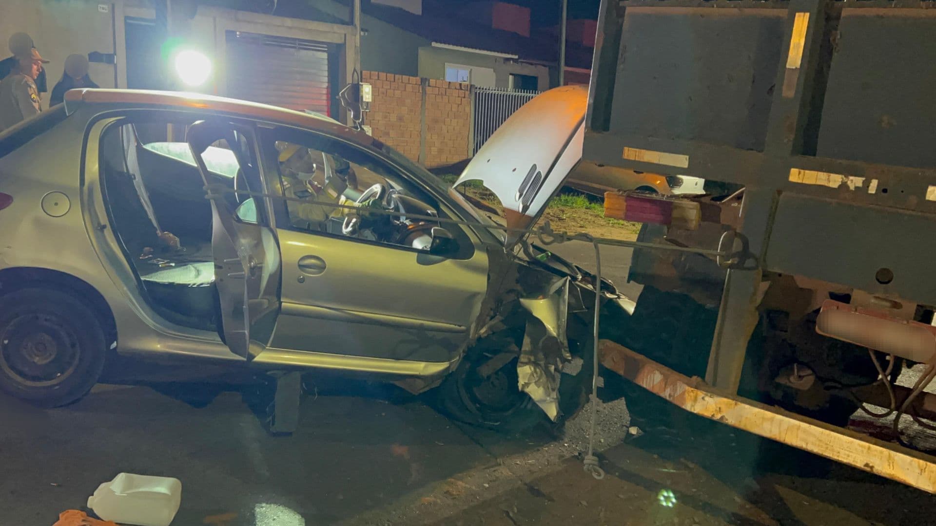 Motorista colide na traseira de carreta em Ponta Grossa e três pessoas ficam feridas