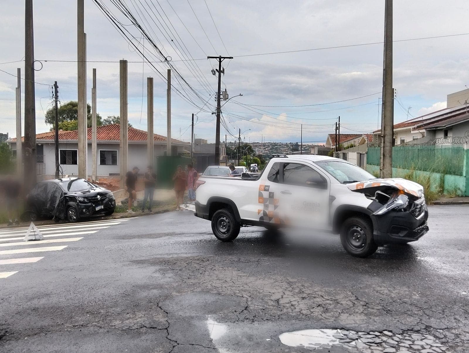 Motorista fica ferida após batida violenta em cruzamento de Ponta Grossa