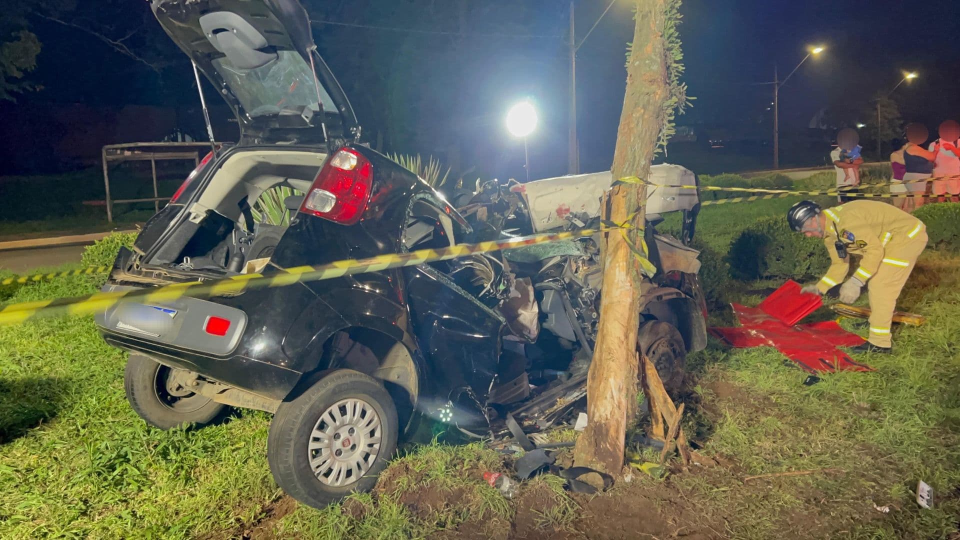 Carro colide com árvore e duas pessoas ficam feridas em Ponta Grossa