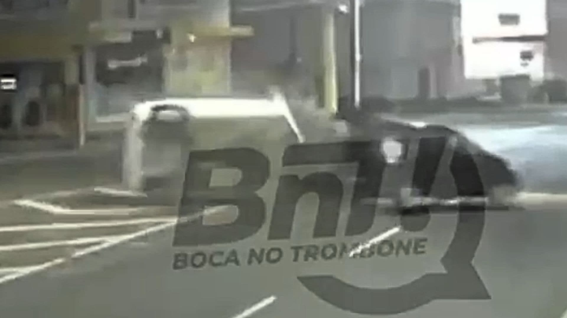 Vídeo mostra grave acidente com capotamento na Av. Carlos Cavalcanti
