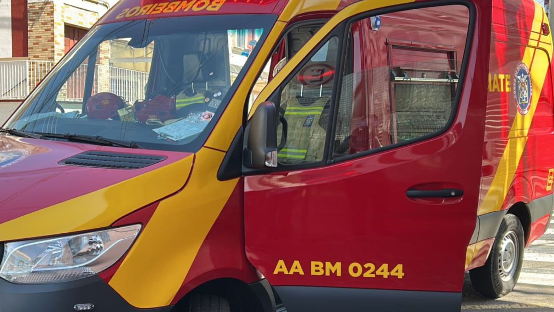 Queda de árvore sobre pessoa mobiliza Corpo de Bombeiros e equipe aeromédica em Itaiacoca