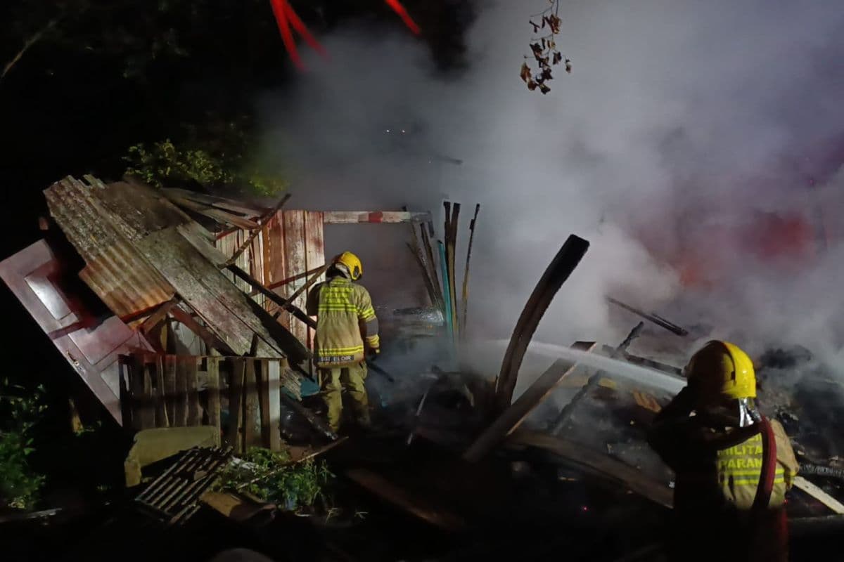Residência abandonada é consumida por incêndio na região de Uvaranas em Ponta Grossa