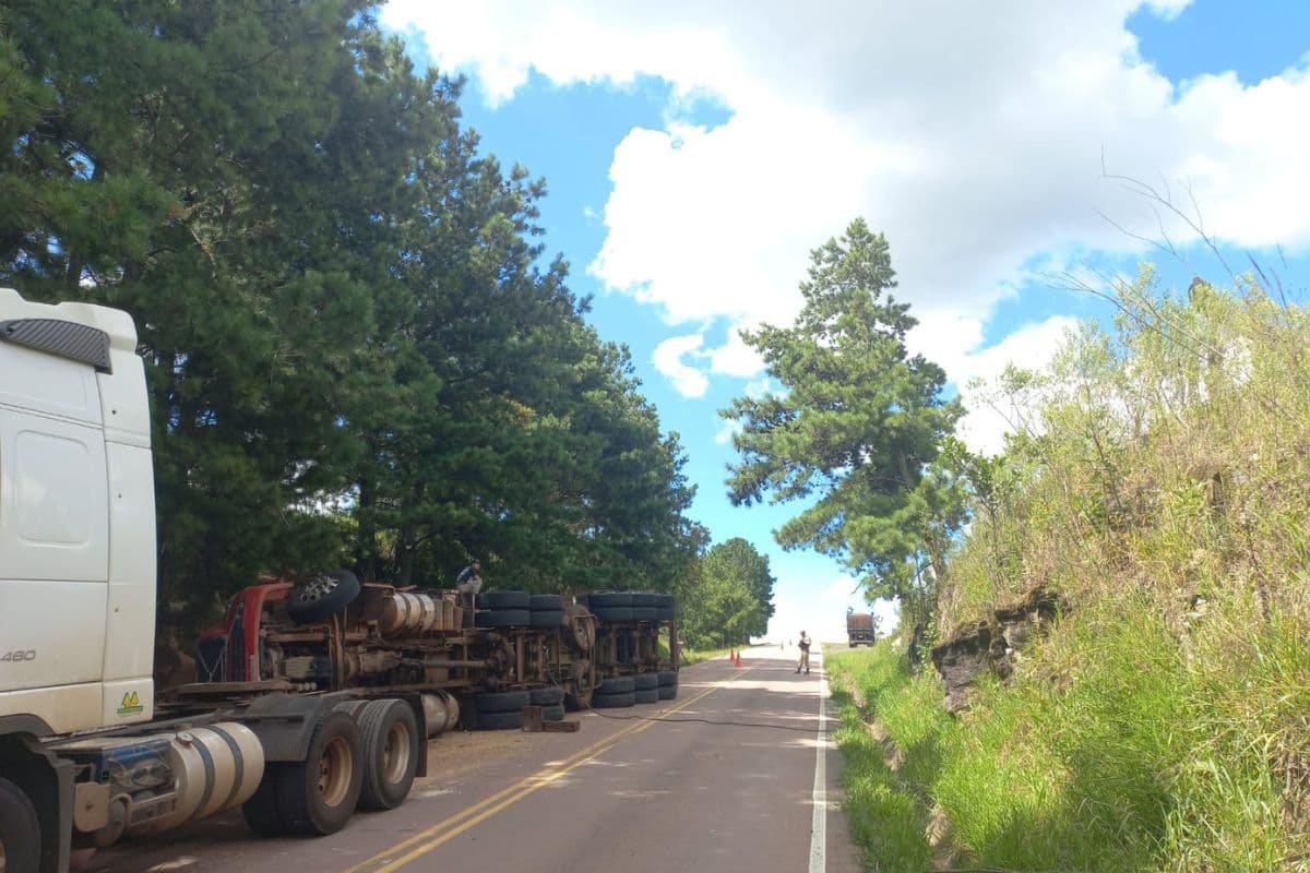 Tombamento na PR-340 em Tibagi deixa motorista ferido e interdita trecho da rodovia
