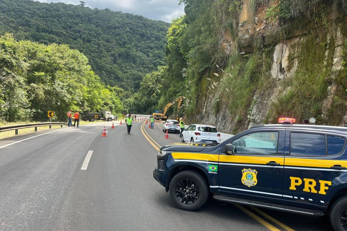 Desmoronamento na BR-277 em Guarapuava mobiliza EPR e PRF para limpeza e monitoramento