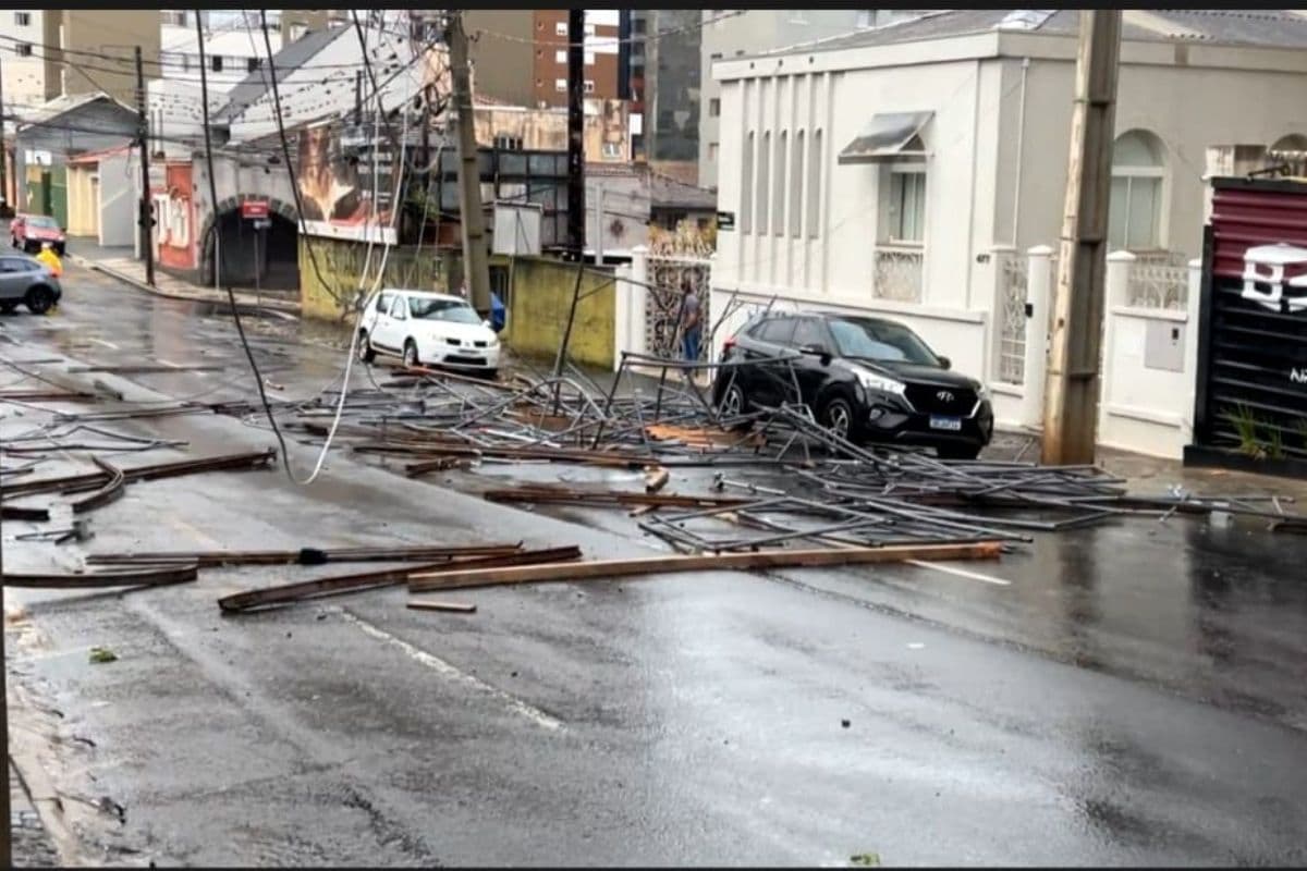 Estrutura cai de prédio em construção e atinge carro no centro de Ponta Grossa