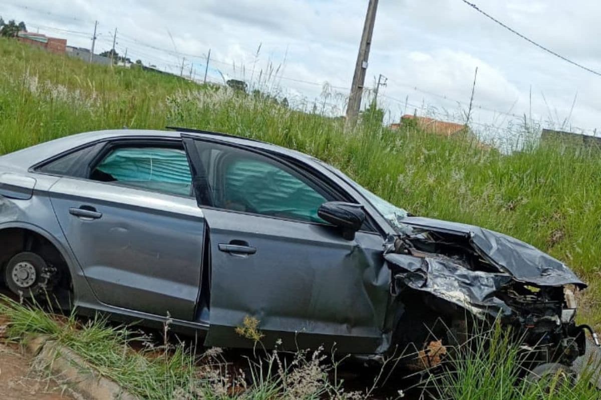 Após acidente, carro aparece abandonado em terreno baldio em Ponta Grossa